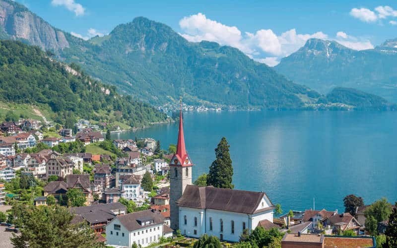 Lac Lucerne, Switzerland Photo from: http://www.kuoni.co.uk/switzerland/central-switzerland